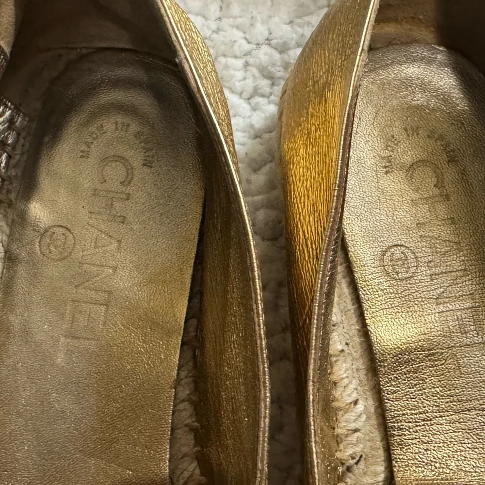 CHANEL Metallic Gold & Black Espadrilles – Size 38 - Picture 14 of 16